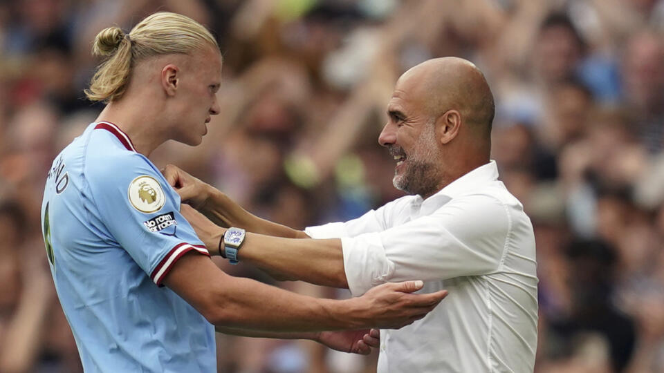 WA 54 Manchester - Futbalista Manchestru City Erling Haaland (vľavo) a tréner Pep Guardiola sa tešia po strelení gólu v zápase 4. kola anglickej Premier League Manchester City - Crystal Palace v Manchestri v sobotu 27. augusta 2022. FOTO TASR/AP  

Manchester City's Erling Haaland celebrates scoring his side fourth goal of the game to complete his hat trick with manager Pep Guardiola during the Premier League match at the Etihad Stadium, Manchester, England, Saturday Aug. 27, 2022. (Nick Potts/P