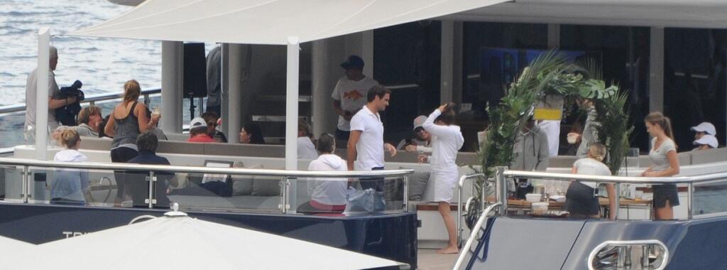 Pred rokom si tenista Roger Federer miesto antukovej časti sezóny vyrazil oddýchnuť si na luxusnú jachtu. Zamieril preto na Ibizu, kde sa buchol po vrecku a spolu s celou rodinkou si užívali na lodi Triple Seven, ktorej prenájom na týždeň stojí 538-tisíc eur.