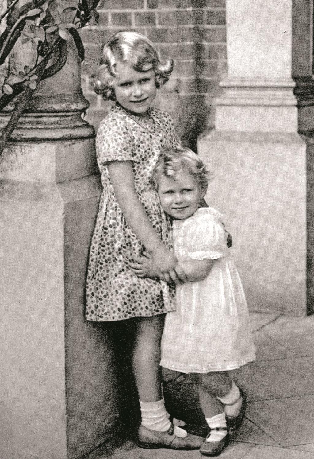 SPOMIENKY Pri príležitosti 94. narodenín kráľovnej Alžbety zverejnila kráľovská rodiny archívne zábery Alžbety a jej sestry Margaret.