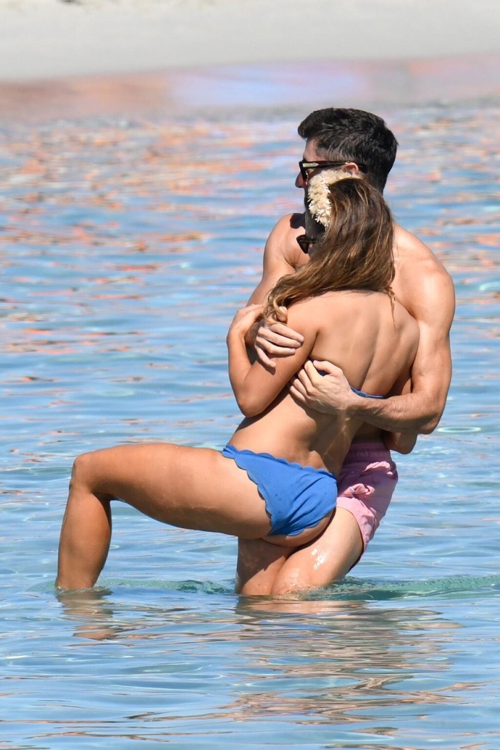 Lewandowski s manželkou Annou sú vďačným objektom pre paparazzi fotografov. Keď sa objavia na pláži a užívajú si dovolenku, novinári na nich striehnu.