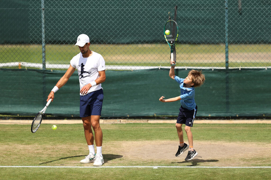 Djokovičovým sparingpartnerom na Wimbledone je aj jeho syn Stefan, s ktorým trénuje na tráve.