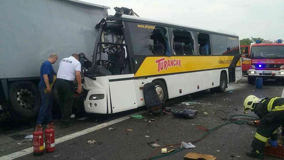 Autobus sa zrazil s nákladným autom.