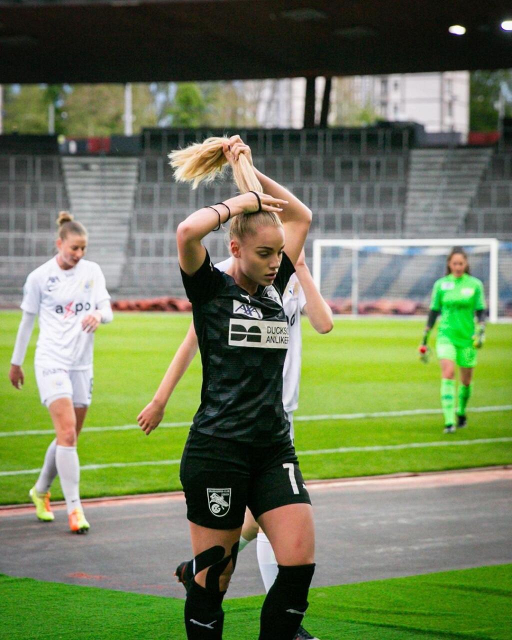 Sexi Ana Maria Markovič sa okrem futbalu živí aj modelingom. Určite sa v ňom nestratí.
