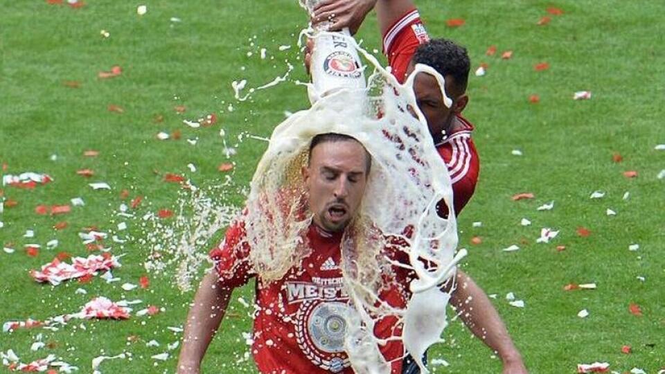 Ribéry dostal od Boatenga darček k oslavám majstrovského titulu.