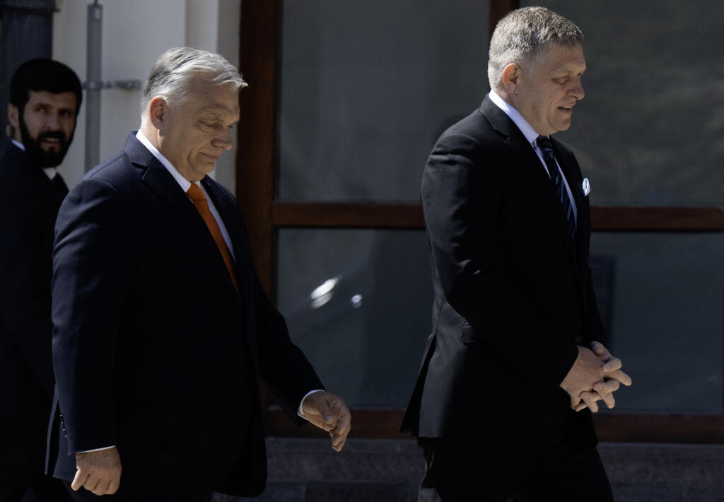 Na snímke maďarský premiér Viktor Orbán (uprostred) a slovenský premiér Robert Fico (vpravo) kráčajú počas uvítacej ceremónie v Bratislave v pondelok 28. apríla 2025. FOTO TASR - Martin Baumann