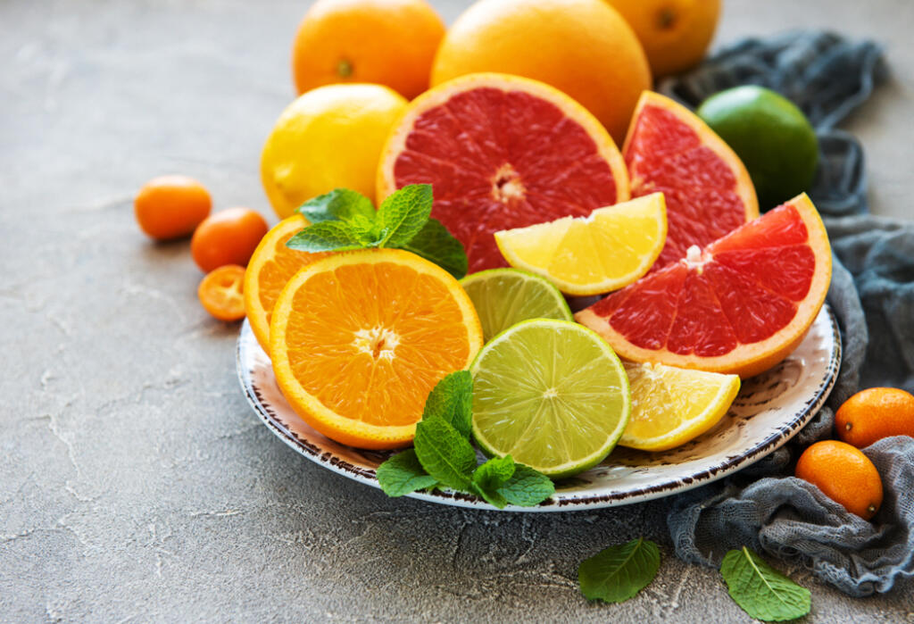 Hoci sú citrusy bohatým zdrojom vitamínu C a ďalších zdraviu prospešných živín, pre zuby už také skvelé nie sú. „Aj keď kyslé jedlá, ako sú citróny a limetky, môžu byť chutné, časté vystavenie môže narušiť vašu sklovinu,“hovorí lekárka. Po konzumácii kyslých potravín sklovina na chvíľu zmäkne a je tak veľmi zraniteľná. Sliny však postupne nastolia v ústach opäť rovnováhu. Najviac agresívny je podľa odborníkov grapefruit a citrón, najmenšie riziko predstavuje šťava z pomaranča.