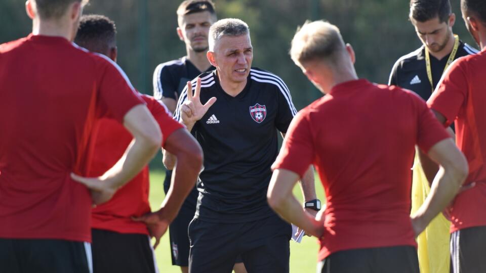 Na snímke uprostred už bývalý tréner FC Spartak Trnava Norbert Hrnčár.