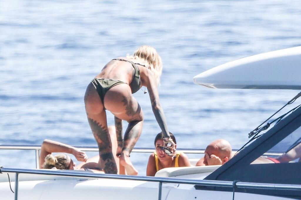 Sexi blogerka a modelka Cristofoli si užíva dni voľna po boku mladého futbalistu.