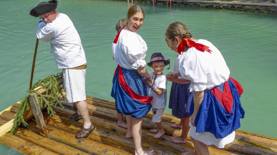 Na neveľkom jazierku pod vodopádom v dedine sviatočne skúšajú plavbu na archaických modeloch pltí, ktoré zbijú na mieste, ako im poradia starší.