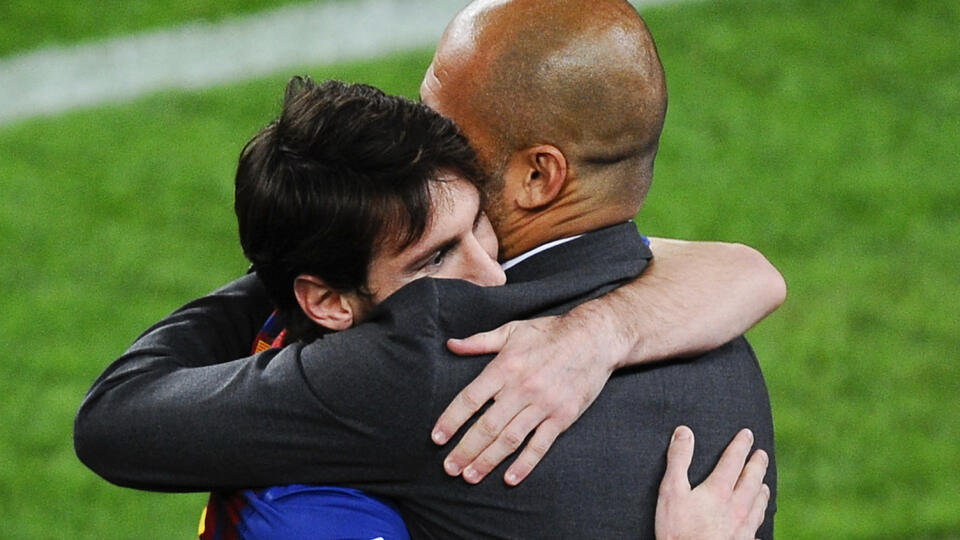 Pep Guardiola a Lionel Messi pri lúčení sa v časoch, keď Guardiola opúšťal FC Barcelona.