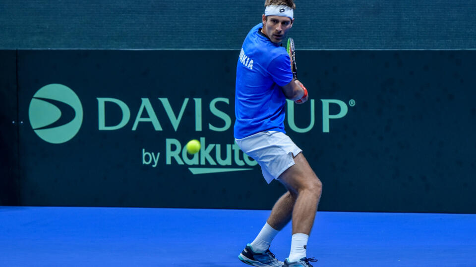 Na snímke slovenský tenista Norbert Gombos v zápase druhej dvojhry 1. svetovej skupiny Davisovho pohára Slovensko - Čile s Nicolasom Jarrym 17. septembra 2021 v Bratislave. FOTO TASR - Pavol Zachar