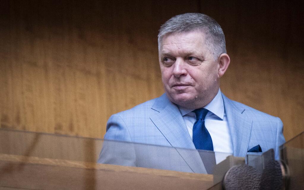 Na snímke predseda vlády SR Robert Fico (Smer-SD) prichádza na 83. zasadnutie Vlády SR v Bratislave v stredu 2. apríla 2025. FOTO TASR - Jakub Kotian