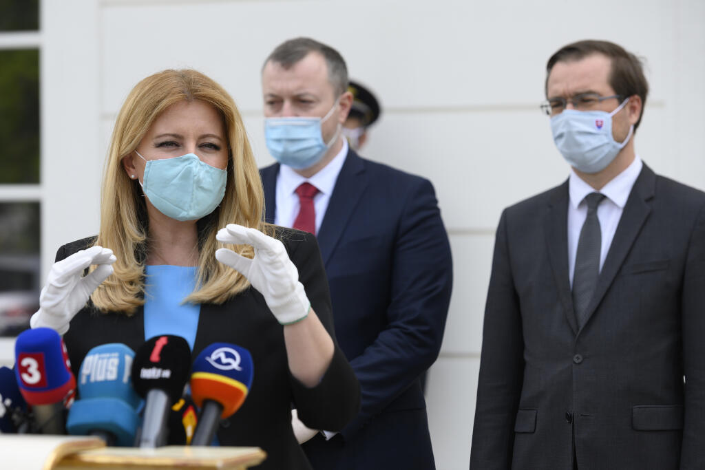 Na snímke vľavo prezidentka Zuzana Čaputová, v pozadí uprostred minister práce, sociálnych vecí a rodiny SR Milan Krajniak a vpravo minister zdravotníctva SR Marek Krajčí počas tlačovej konferencie po prijatí v Prezidentskom paláci 27. apríla 2020 v Bratislave. FOTO TASR - Pavel Neubauer