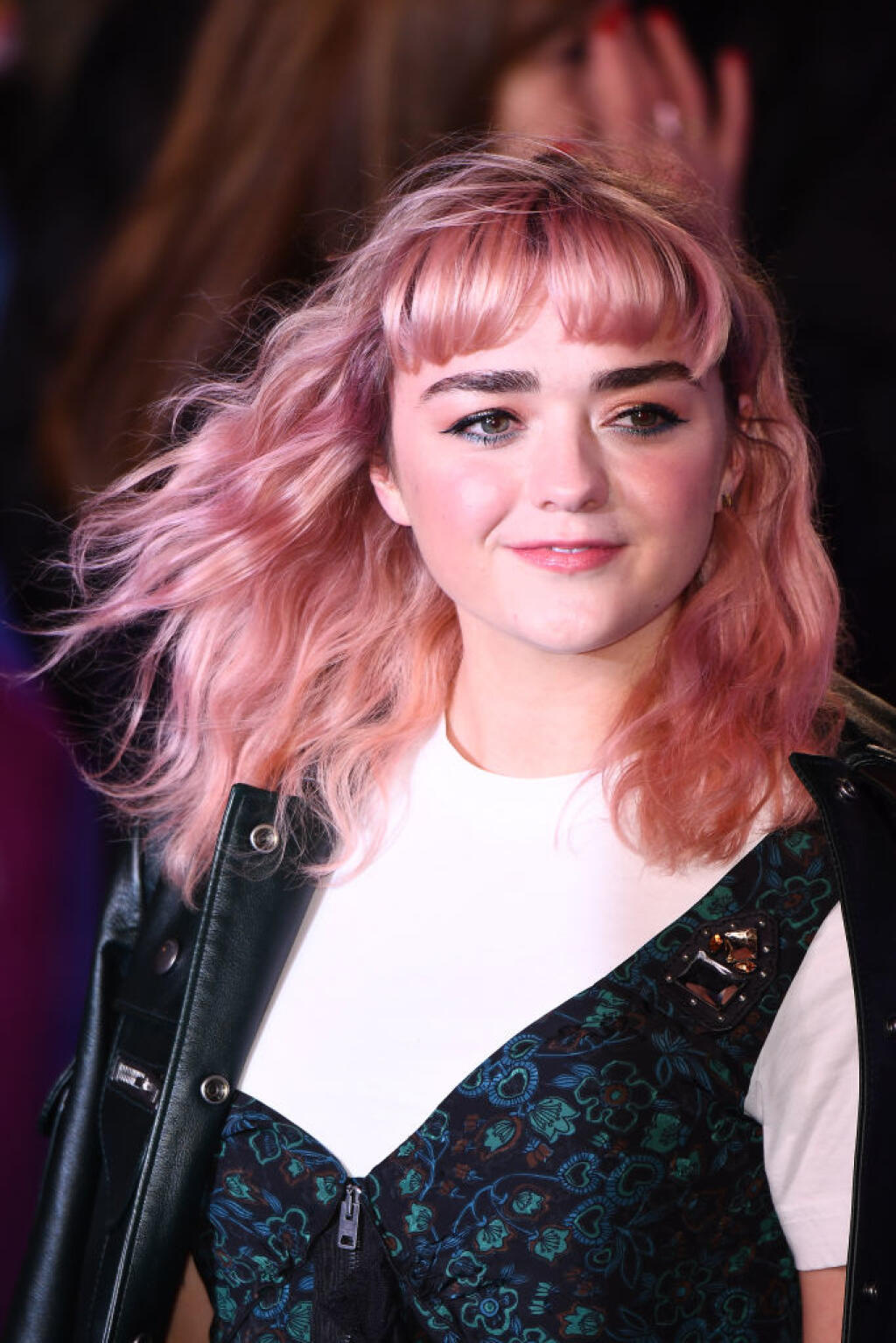 Ružový vietor vo vlasoch anglickej herečky Maisie Williams.