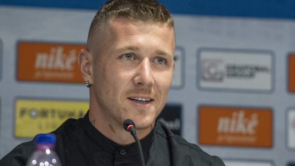 Slovenský futbalista Juraj Kucka podpísal vo štvrtok dvojročnú zmluvu so Slovanom Bratislava. Do tímu úradujúceho majstra najvyššej slovenskej súťaže prichádza reprezentačný stredopoliar z anglického Watfordu. Na snímke nová posila Slovana Juraj Kucka počas tlačovej konferencie 23. júna 2022 v Bratislave. FOTO TASR - Pavel Neubauer