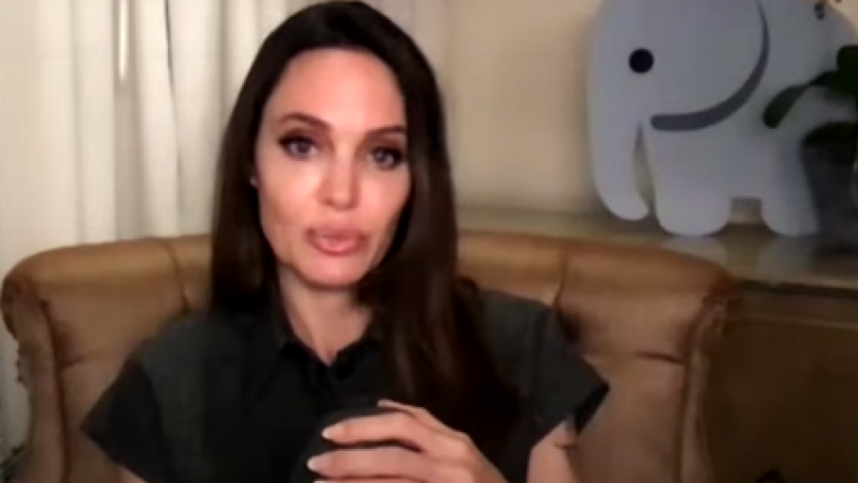 Angelina Jolie je na najnovších záberoch poriadna mačka.