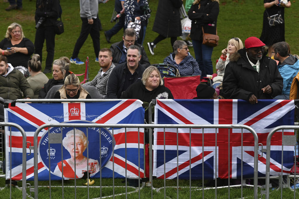 Ľudia čakajú pred štátnym pohrebom britskej kráľovnej Alžbety II. v centre Londýna v pondelok 19. septembra 2022.