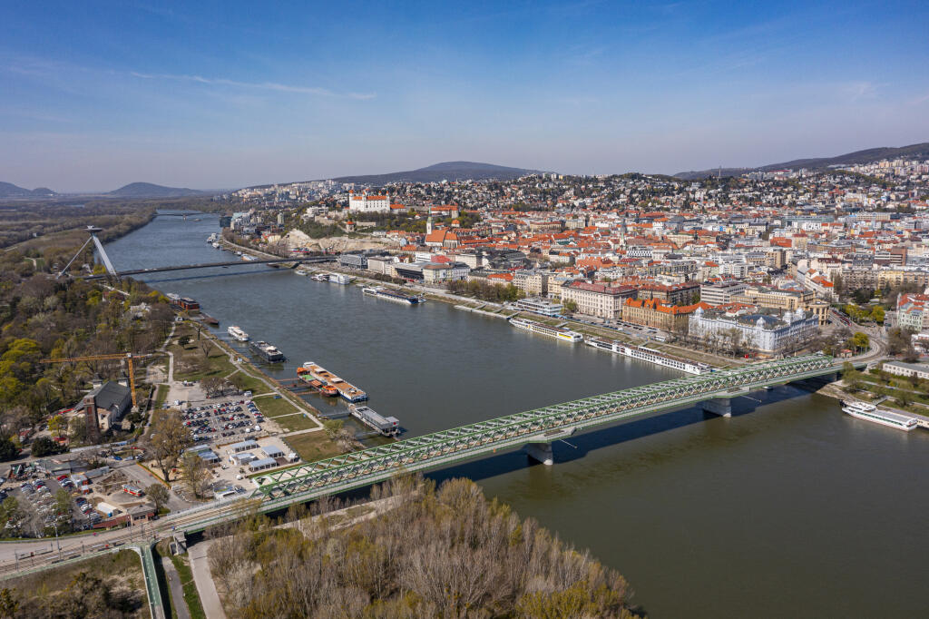 Na snímke z dronu pohľad na Starý most, most SNP a centrum mesta Bratislava, 17. apríla 2022. FOTO TASR - Michal Svítok 