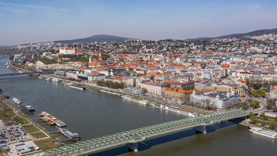 Na snímke z dronu pohľad na Starý most, most SNP a centrum mesta Bratislava, 17. apríla 2022. FOTO TASR - Michal Svítok