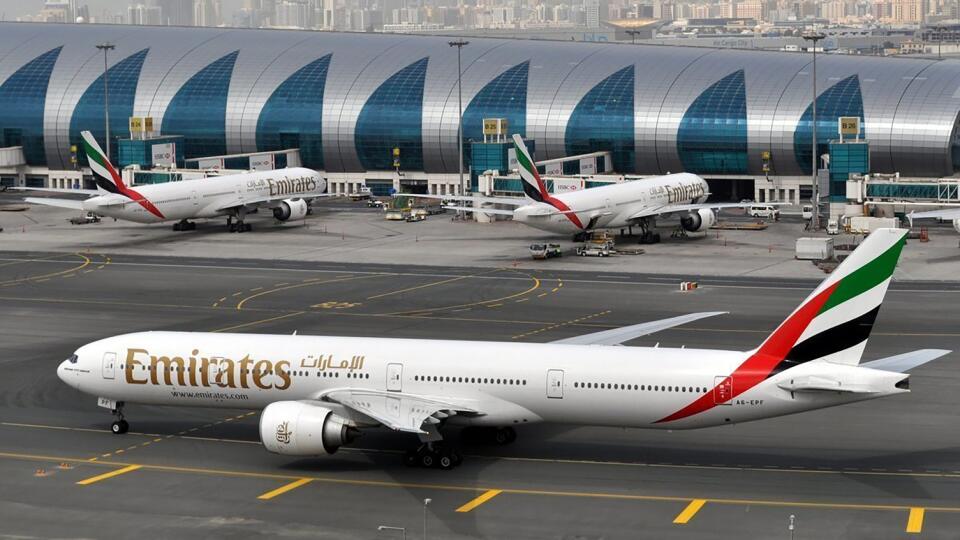 KK38 archív Dubaj - Na archívnej snímke z 22. marca 2017 lietadlo leteckej spoločnosti Emirates na medzinárodnom letisku v Dubaji. Dubajská letecká spoločnosť Emirates v piatok 13. mája 2022 oznámila, že v uplynulom finančnom roku 2021/2022 znížila svoju stratu, keďže uvoľnenie obmedzení súvisiacich s pandémiou ochorenia COVID-19 podporilo dopyt po cestovaní. FOTO TASR/AP
FILE - An Emirates plane taxis to a gate at Dubai International Airport at Dubai International Airport in Dubai, United Arab