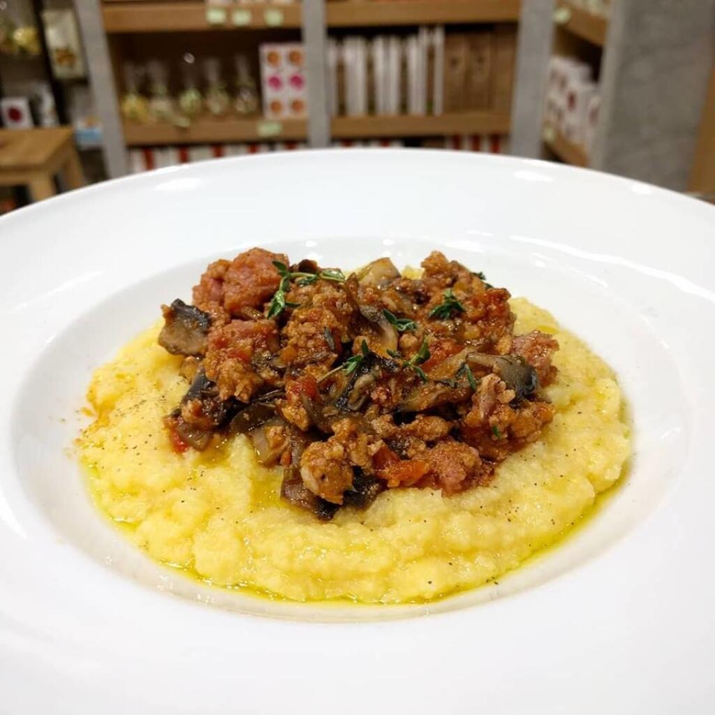 Polenta s hríbmi so salsicciou a ragú