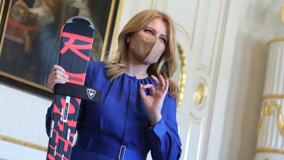 Vlhová okrem veľkého glóbusu priniesla prezidentke aj lyže, ktoré môžu byť pre Čaputovú hodenou rukavicou na spoločný tréning.