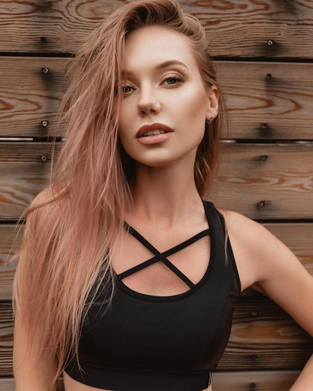Timea Batanovová tvrdí. že si v Petrohrade užíva dovolenku plnú futbalu a nezdravého jedla.