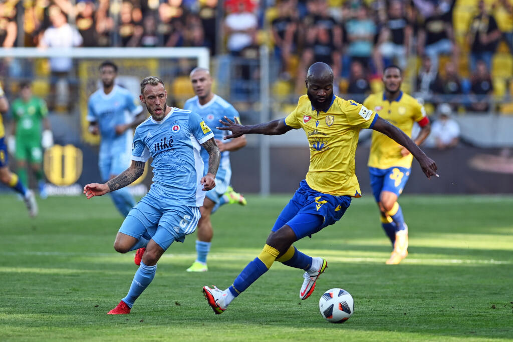 Na snímke sprava Didier Lamkel Zá (DAC) a Joeri De Kamps (Slovan) počas zápasu 7. kola futbalovej Fortuna ligy FC DAC 1904 Dunajská Streda - ŠK Slovan Bratislava 12. septembra 2021 v Dunajskej Strede. FOTO TASR - Edmund Örzsik