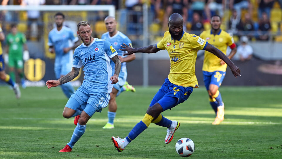 Na snímke sprava Didier Lamkel Zá (DAC) a Joeri De Kamps (Slovan) počas zápasu 7. kola futbalovej Fortuna ligy FC DAC 1904 Dunajská Streda - ŠK Slovan Bratislava 12. septembra 2021 v Dunajskej Strede. FOTO TASR - Edmund Örzsik