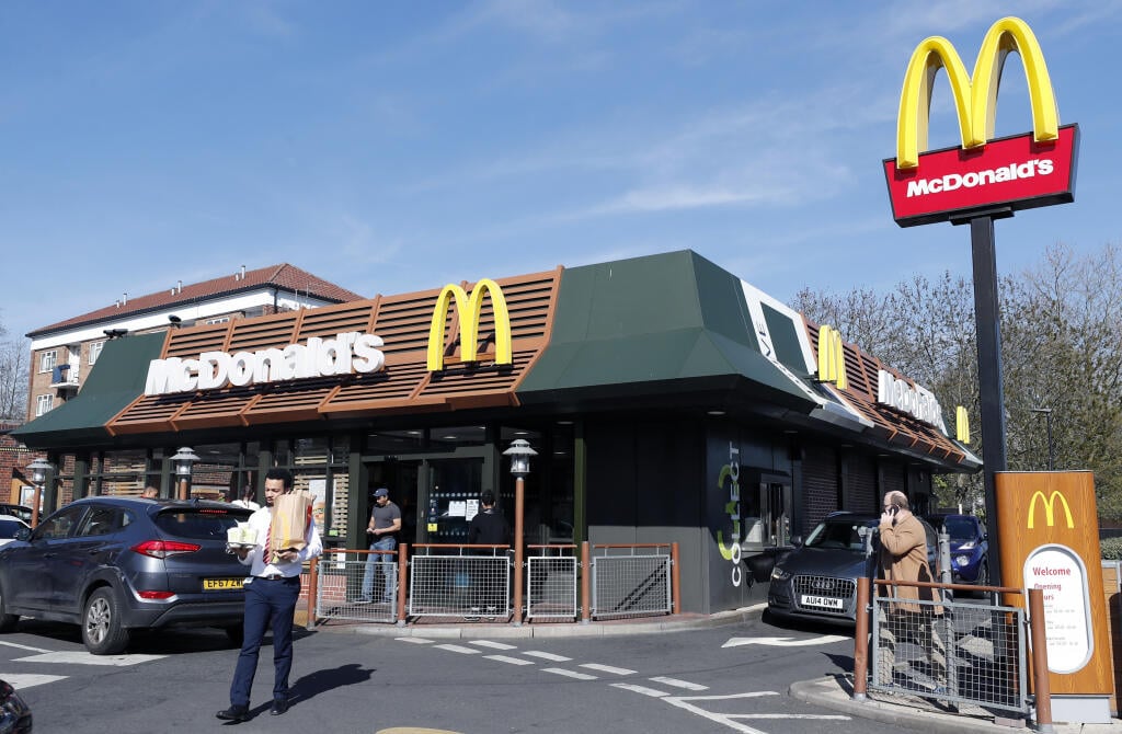 KK5 Londýn - Na snímke pohľad reštauráciu rýchleho občerstvenia McDonald's v Londýne 23. marca 2020. Americká sieť rýchleho občerstvenia McDonald’s v Británii úplne zatvorí všetky prevádzky. Spoločnosť uviedla, že chce chrániť zákazníkov aj zamestnancov pred šíriacim sa novým koronavírusom. FOTO TASR/AP
Cars queuing up at a McDonald's Restaurant, in London, Monday, March 23, 2020. McDonald's Restaurants will close all its UK sites on Monday as Boris Johnson has said the Government is ready to im