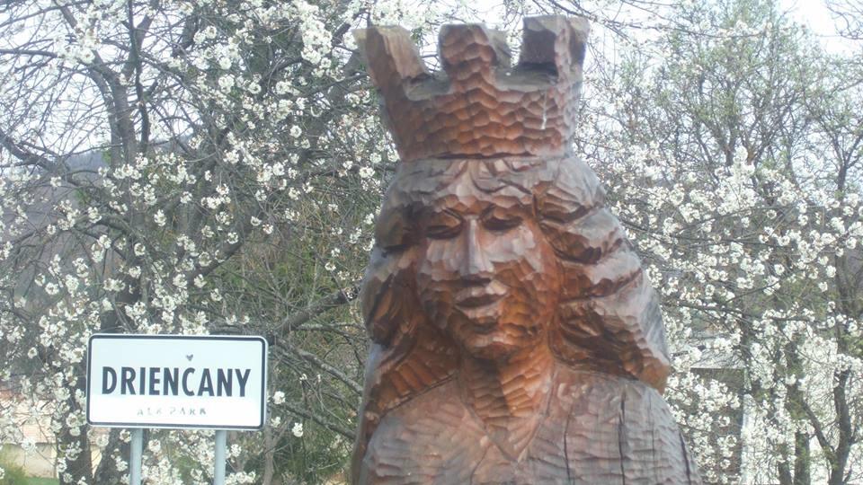 Drienčany pri Rimavskej Sobote sú naozajstná rozprávková dedina, ale majú tu aj jedinečné slnečné hodiny.