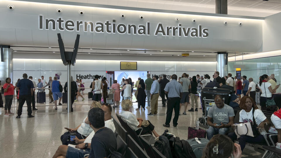 EBE 5 Londýn - Na snímke cestujúci na letisku Heathrow v Londýne v stredu 13. júla 2022. Londýnske letisko Heathrow oznámilo, že obmedzí počet odlietajúcich cestujúcich na 100.000 denne, aby zachovalo kvalitu ponúkaných služieb. FOTO TASR/AP
Travellers at Heathrow airport, in London, Wednesday, July 13, 2022. Heathrow Airport has introduced a cap on passenger numbers this summer as the aviation sector struggles to cope with demand for travel. No more than 100,000 daily passengers will be able