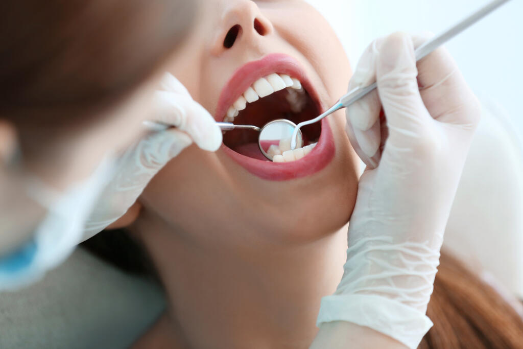 5. Navštevujte zubného hygienika
Ešte pred pár rokmi nebolo zvykom navštevovať zubného lekára a zároveň aj dentálneho hygienika. Možno to vyzerá len ako trend dnešnej doby, ale má to svoje opodstatnenie.
„Dentálny hygienik dôkladne vyčistí zuby a ďasná, odstráni zubný povlak, kameň a pigmenty. Správne inštruuje pacienta a odporučí mu vhodné pomôcky dentálnej hygieny.