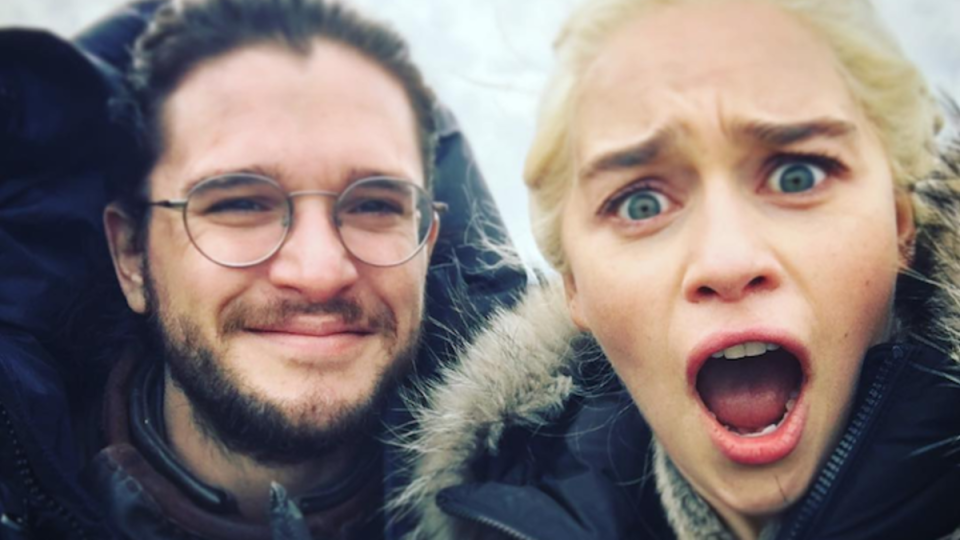 Kit Harington (vľavo), ktorý v Hre o tróny stvárňuje jednu z hlavných postáv (Jona Snowa), a jeho kolegyňa Emilia Clarke alias Daenerys Targaryen.