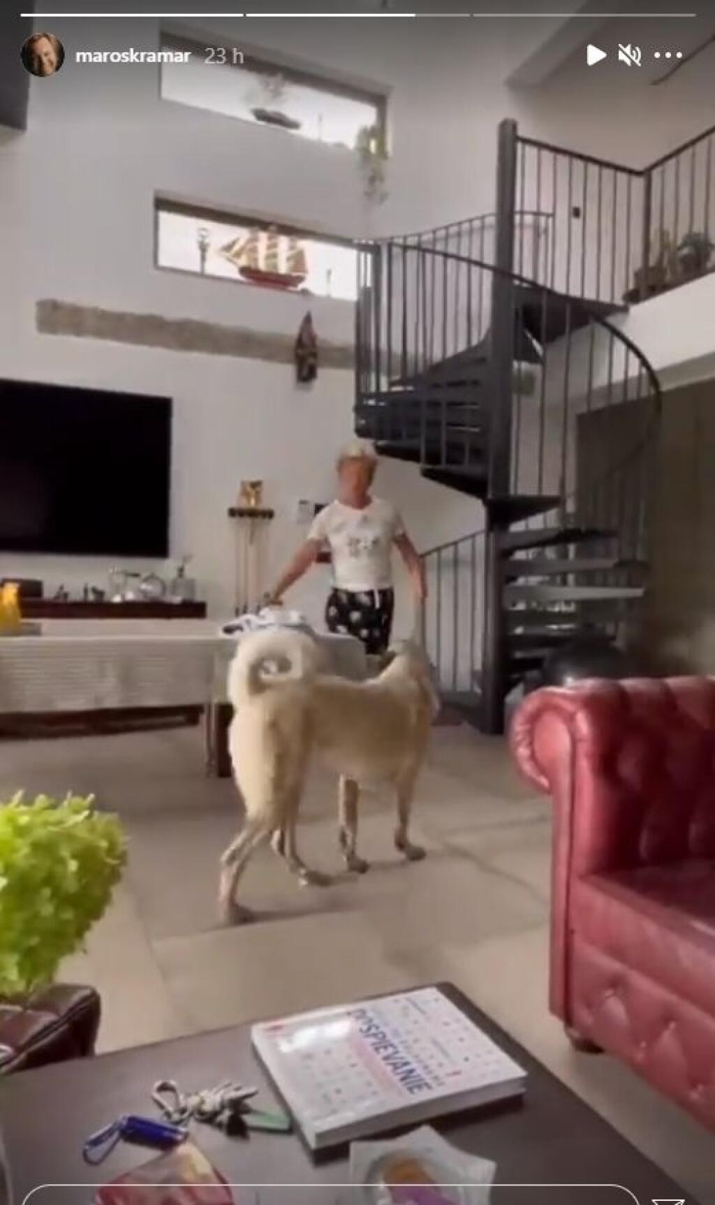 Maroš Kramár ukázal vo videu luxusnú obývačku.