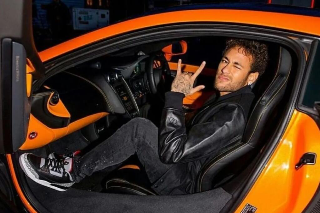 Hriešne drahými kúskami disponuje aj garáž Brazílčana Neymara, v ktorej nechýbajú také značky ako Aston Martin, Maserati, Lamborghini či Porsche.