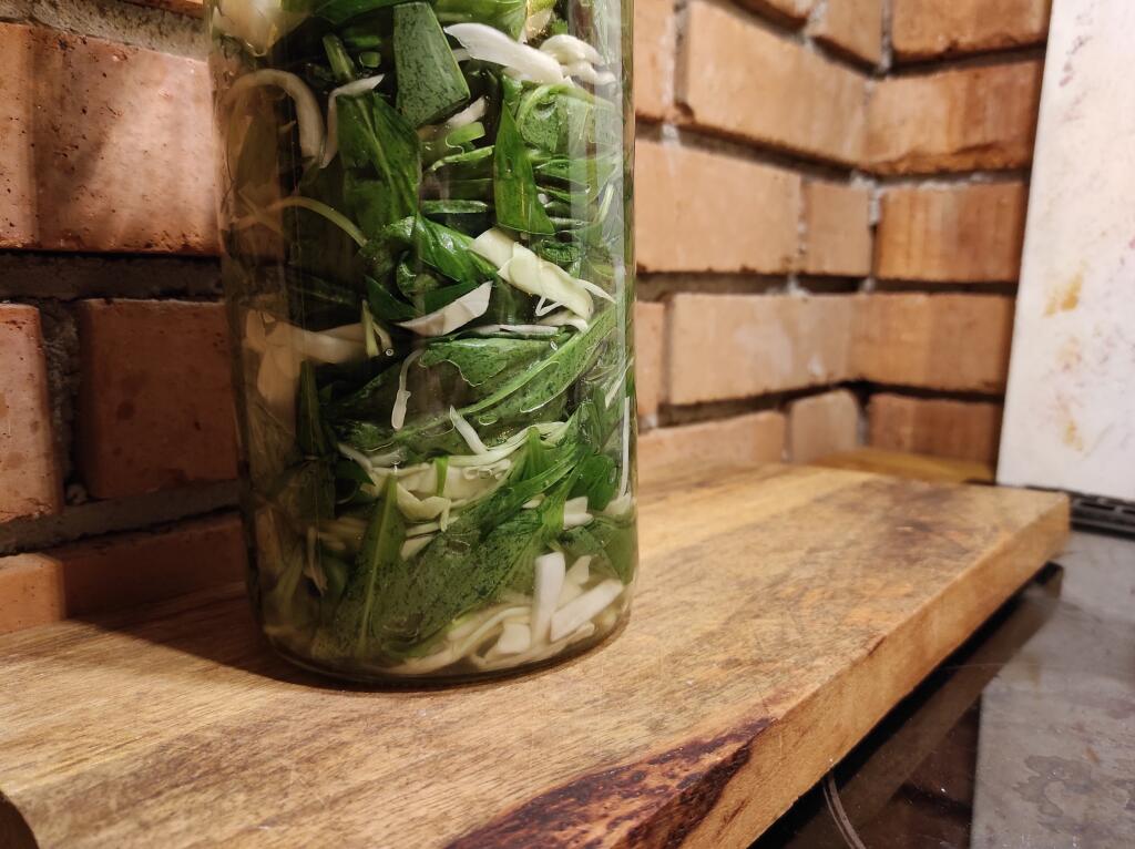 Fantázii sa medze nekladú a cesnak môžete nakladať spolu so zeleninou.