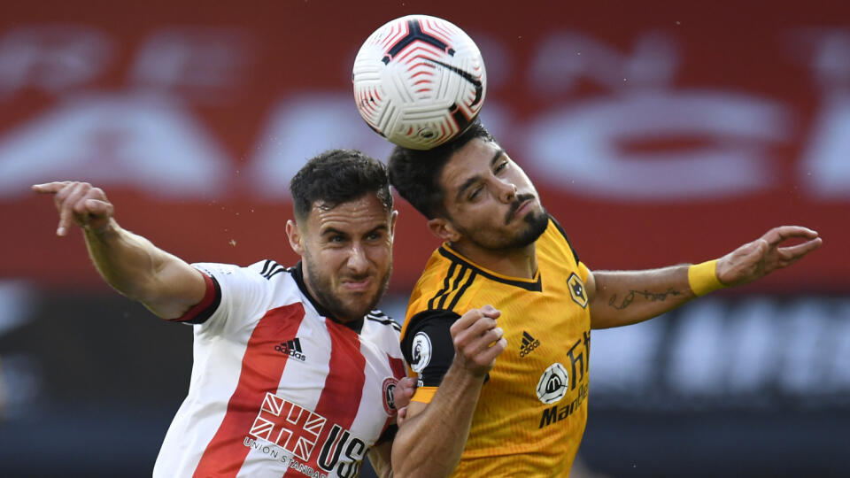 WA 29 Sheffield - Futbalista Wolverhamptonu Wanderers Pedro Neto (vpravo) a hráč Sheffieldu United bojujú o loptu v zápase 1. kola anglickej Premier League Sheffield United - Wolverhampton Wanderers v Sheffielde 14. septembra 2020. FOTO TASR/AP

Sheffield United's George Baldock, left, vies for the ball with Wolverhampton Wanderers' Pedro Neto during the English League Cup soccer match between Sheffield United and Wolves at Bramall Lane stadium in Sheffield, England, Monday, Sept. 14, 2020. (Pet