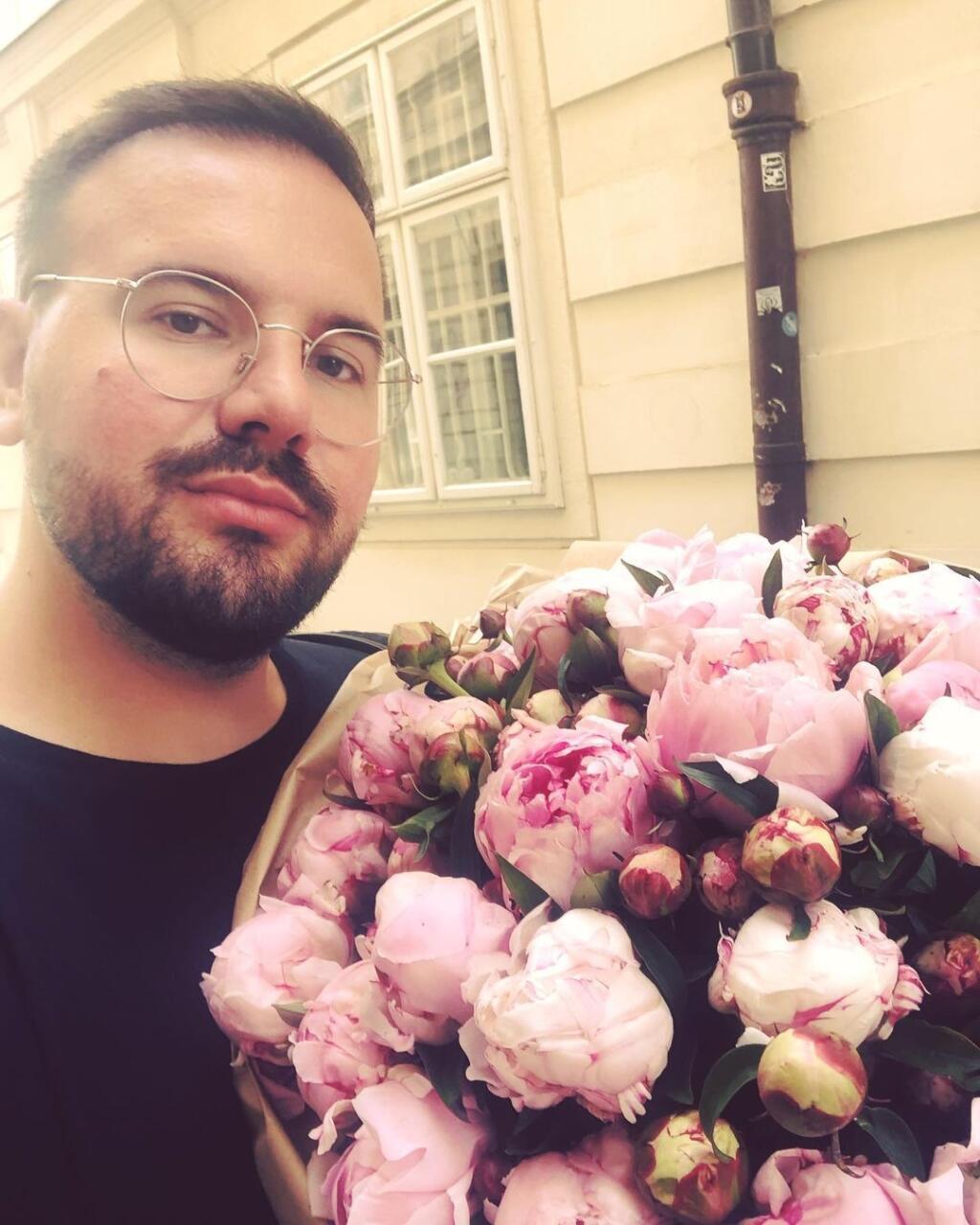 Ahojte, viete, že nezvyknem písať dlhé statusy. Žijem si svoj profesionálny život fokusovaním sa na projekt Priveé, kde prezentujem najmä návrhy a prácu slovenských a českých výtvarníkov a dizajnérov. Keď som bol o niečo mladší, nechal som sa občas nalákať na “módnu políciu”, ale rýchlo som s tým aj prestal, lebo sa mi zdalo, že mi neprináleží hodnotiť outfity iných ľudí a tiež som to považoval za akúsi bulvárnu zlomyseľnosť.
