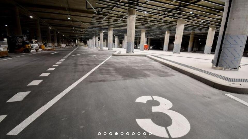 Pre vjazd autom do Nivy centra stačí použiť hlavný kruhový objazd prístupný z ulice Mlynské nivy, ktorý vás nasmeruje na parkovisko na -2. podlažie. Odtiaľ sa už jednoducho vyveziete výťahom na -1. podlažie priamo do priestorov autobusovej stanice.