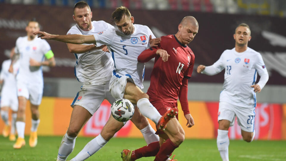 Českí futbalisti boli v konfrontácii s našou reprezentáciou o triedu lepší.