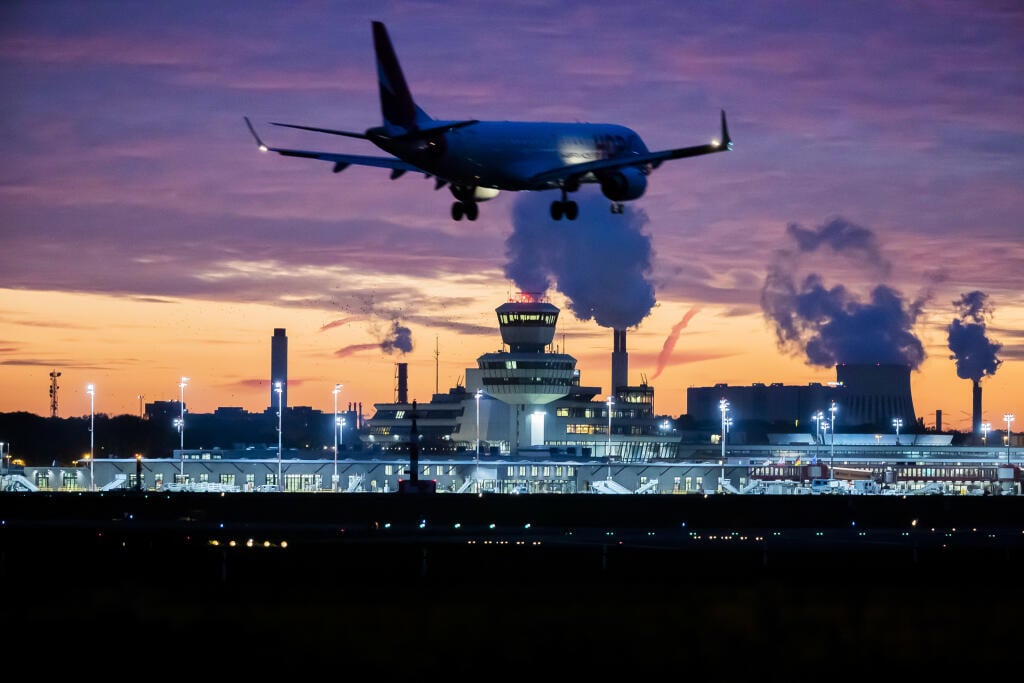 WA 10 Berlín - Lietadlo regionálnej leteckej spoločnosti Air France Hop pristáva za súmraku na  Letisku Berlín-Tegel vo štvrtok 5. novembra 2020. Letisko, ktoré leží severozápadne od centra mesta, zatvoria v nedeľu 8. novembra. FOTO TASR/DPA 


dpatopbilder - 05.11.2020, Berlin: Eine Maschine der Regionalfluggesellschaft Air France Hop landet in der Abenddämmerung auf dem Flughafen Berlin-Tegel. Foto: Christoph Soeder/dpa +++ dpa-Bildfunk +++