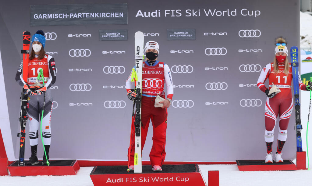 KK53 Garmisch-Partenkirchen - Slovenská lyžiarka Petra Vlhová (vľavo) sa teší na pódiu z 2. miesta v super-G Svetového pohára alpských lyžiarok v nemeckom Garmisch-Partenkirchene 1. februára 2021.  Zvíťazila Švajčiarka Lara Gutová-Behramiová (uprostred) a tretia skončila Rakúšanka Tamara Tipplerová. FOTO TASR/DPA
01.02.2021, Bayern, Garmisch-Partenkirchen: Ski alpin: Weltcup, Super G, Damen: Petra Vlhova (l-r) aus der Slowakai (Zweite), Lara Gut-Behrami aus der Schweiz (Erste) und Tamara Tippler