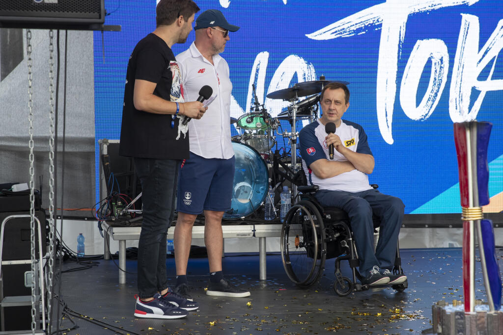 Autogramiáda slovenských olympionikov po návrate z japonského Tokia v X-Bionic Šamorín. Medzi našich športovcov zavítal aj Ján Riapoš.