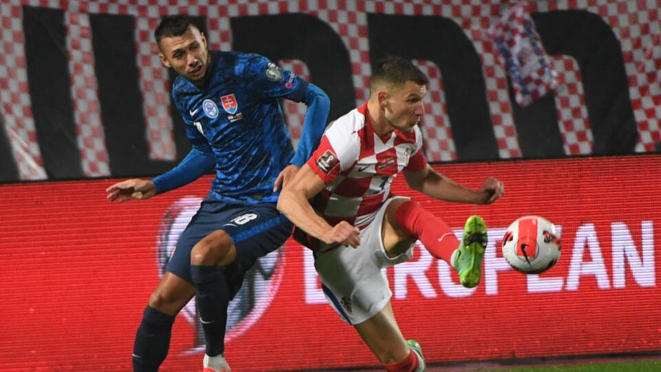 Slovenský futbalista Ivan Schranz (vľavo) a Chorvát Borna Barišič bojujú o loptu počas kvalifikačného zápasu H-skupiny o postup na futbalové MS 2022 Chorvátsko - Slovensko v chorvátskom Osijeku v pondelok 11. októbra 2021. FOTO TASR - Martin Baumann