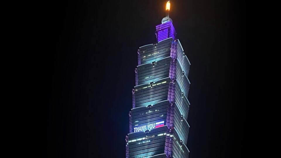 Na ikonickom mrakodrape Taipei 101 sa rozosvietilo poďakovanie Slovensku za zásielku vakcín
