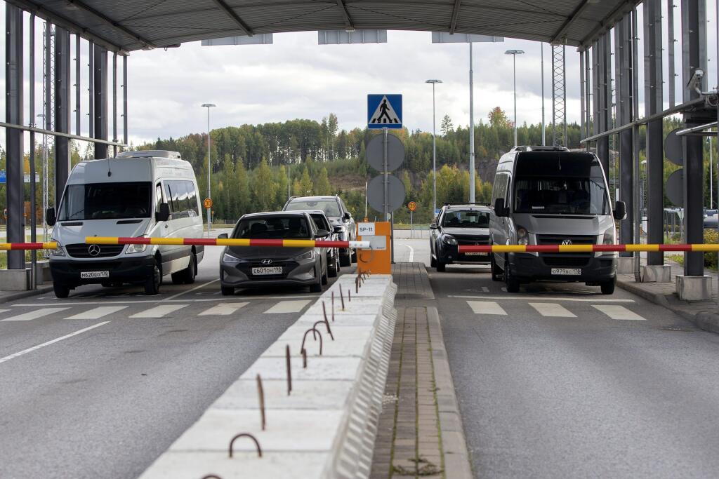WA 39 Lappeenranta - Autá čakajú v rade na prekročenie hraníc z Ruska do Fínska na hraničnom priechode Nuijama vo fínskom Lappeenrante vo štvrtok 22. septembra 2022. Premávka na fínskych juhovýchodných hraniciach s Ruskom je aj v piatok rušná. Po vyhlásení čiastočnej mobilizácie v Rusku sa vo štvrtok oproti minulému týždňu zdvojnásobil počet Rusov, ktorí prekročili hranice do Fínska.   Pobaltské štáty Litva, Lotyšsko a Estónsko už avizovali, že nebudú poskytovať azyl ruským občanom, ktorí z vlas