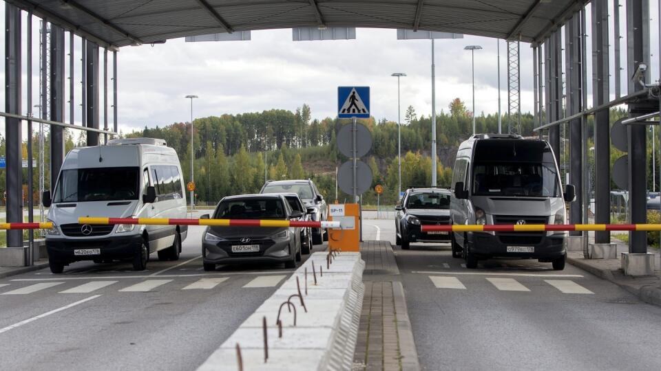 WA 39 Lappeenranta - Autá čakajú v rade na prekročenie hraníc z Ruska do Fínska na hraničnom priechode Nuijama vo fínskom Lappeenrante vo štvrtok 22. septembra 2022. Premávka na fínskych juhovýchodných hraniciach s Ruskom je aj v piatok rušná. Po vyhlásení čiastočnej mobilizácie v Rusku sa vo štvrtok oproti minulému týždňu zdvojnásobil počet Rusov, ktorí prekročili hranice do Fínska. Pobaltské štáty Litva, Lotyšsko a Estónsko už avizovali, že nebudú poskytovať azyl ruským občanom, ktorí z vlas