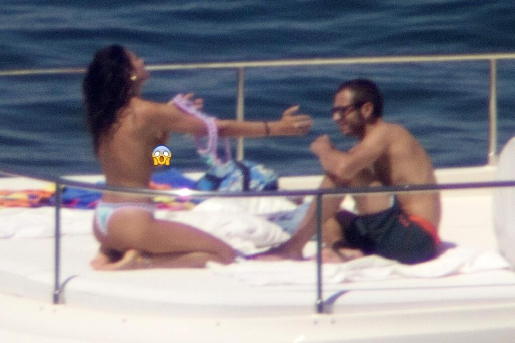 Párik je vďačným objektom paparazzi fotografov, ktorí na Francescu a Valentina striehnu najmä na dovolenke. Sexi modelku načapali pri prezliekaní či opaľovaní sa a ukázala tak celému svetu prsia.