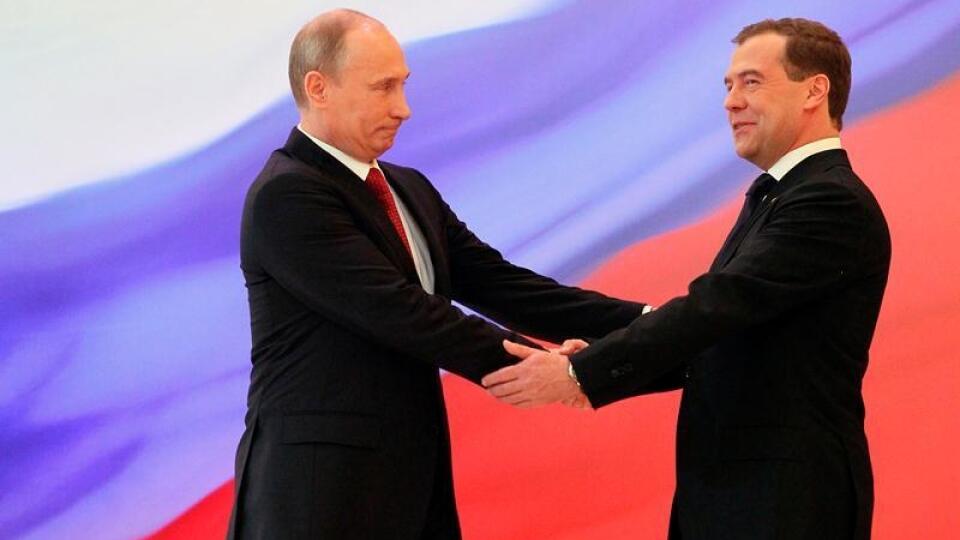 Novozvolený ruský prezident Vladimir Putin (vľavo) a novozvolený premiér Dmitrij Medvedev.